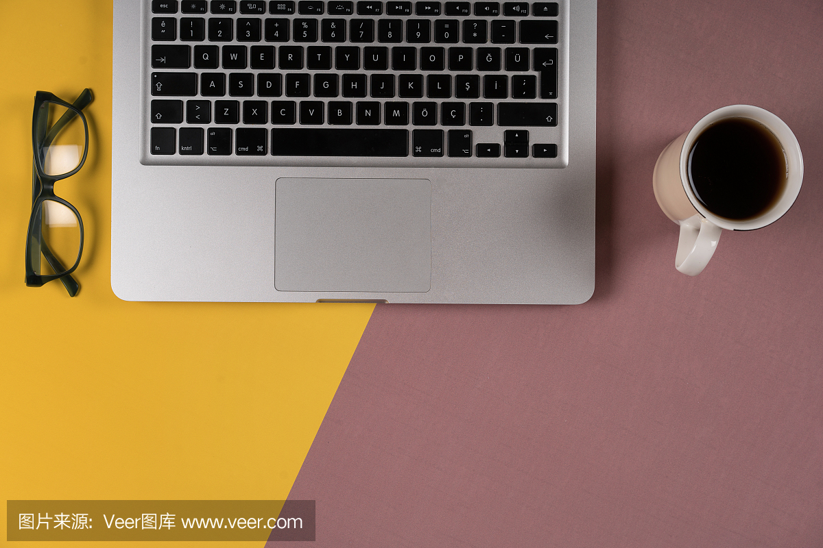 创意设计师办公桌上的俯视图