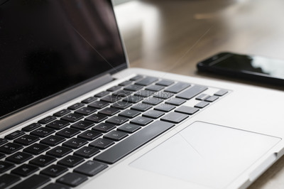 现代办公用品 桌面上的笔记本电脑与手机图片素材免费下载