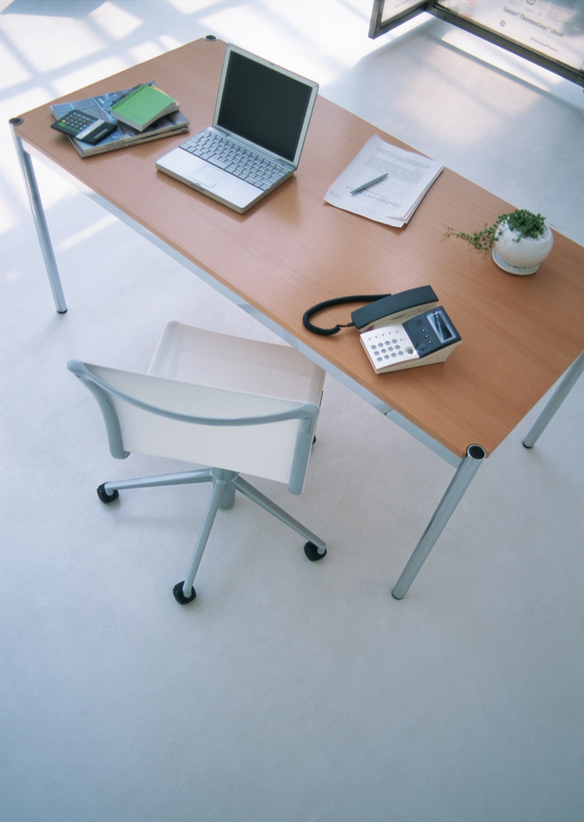 数字化办公新风尚 鼠标、台灯与办公桌的完美搭配